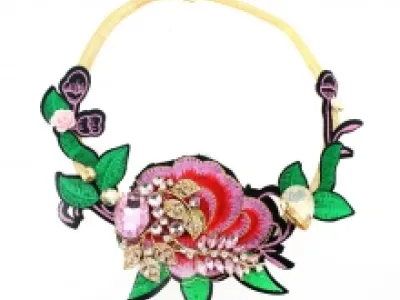 Collier brodé orné de strass et pierres