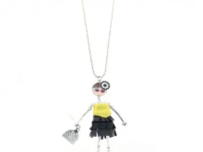 Collier fashion avec pendentif poupée strass