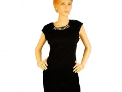 Robe noire décorée de strass à l’encolure avec manches courtes
