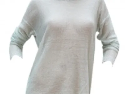 Pull en mail orné de nœuds au dos