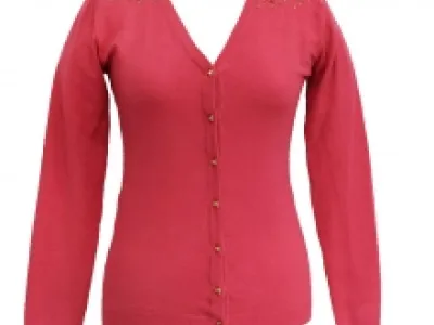 Pull avec épaules cloutées et boutons dorés devant