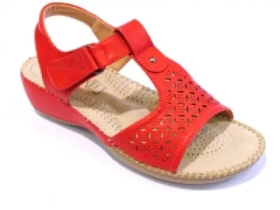 Sandales avec motif perforé et scratch sur le côté