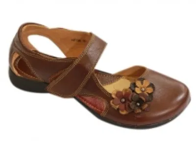 Sandales en cuir ornées de fleurs avec des ouvertures