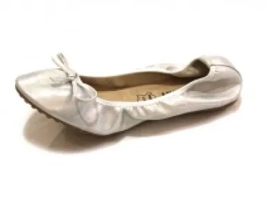 Ballerine élastiquée ornée de nœud lacet