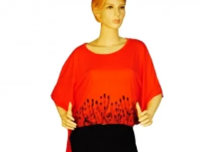 Top fashion bordé d’impression fantaisie avec manches chauve-souris