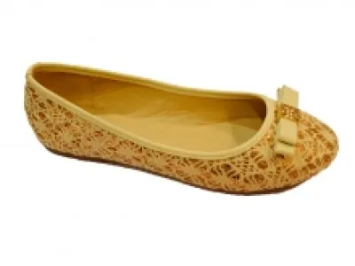 Ballerines en dentelle avec nœuds et médaillons