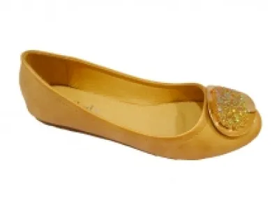 Ballerines parées de médaillons à perles