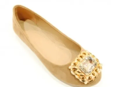 Ballerines parées de pierres et chaînes dorées