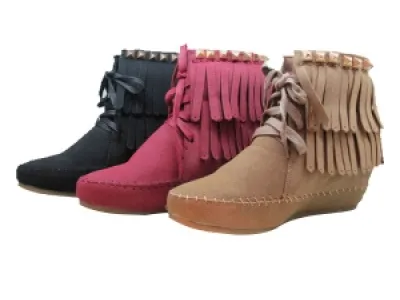 Bottines compensées cloutées avec franges et lacet