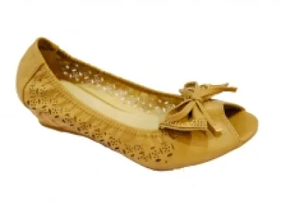 Ballerines compensées avec motif perforé et nœud devant