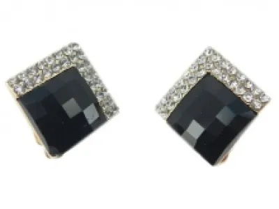 Boucles d’oreilles clips parées de pierres