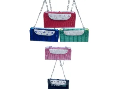 Coque croco ornée de strass avec sangle en chaîne