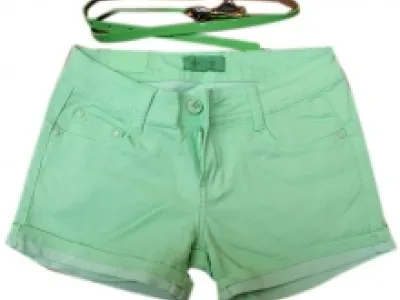 Short vert d’eau en jeans avec ceinture