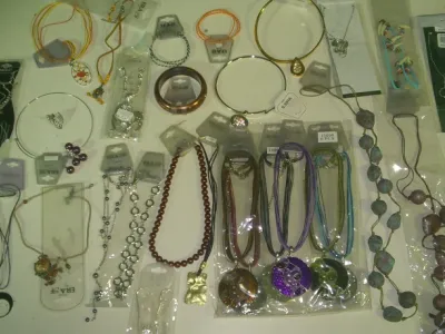 Lots de bijoux fantaisie a prix reduits !!: