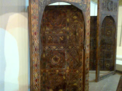 meubles en bois  orné de gravures et motifs berbères antiques