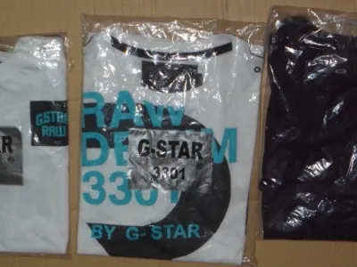 Assortiment de modèles et de tailles de t-shirts G-Star