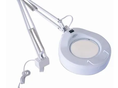 Lampe loupe. en metal blanc...