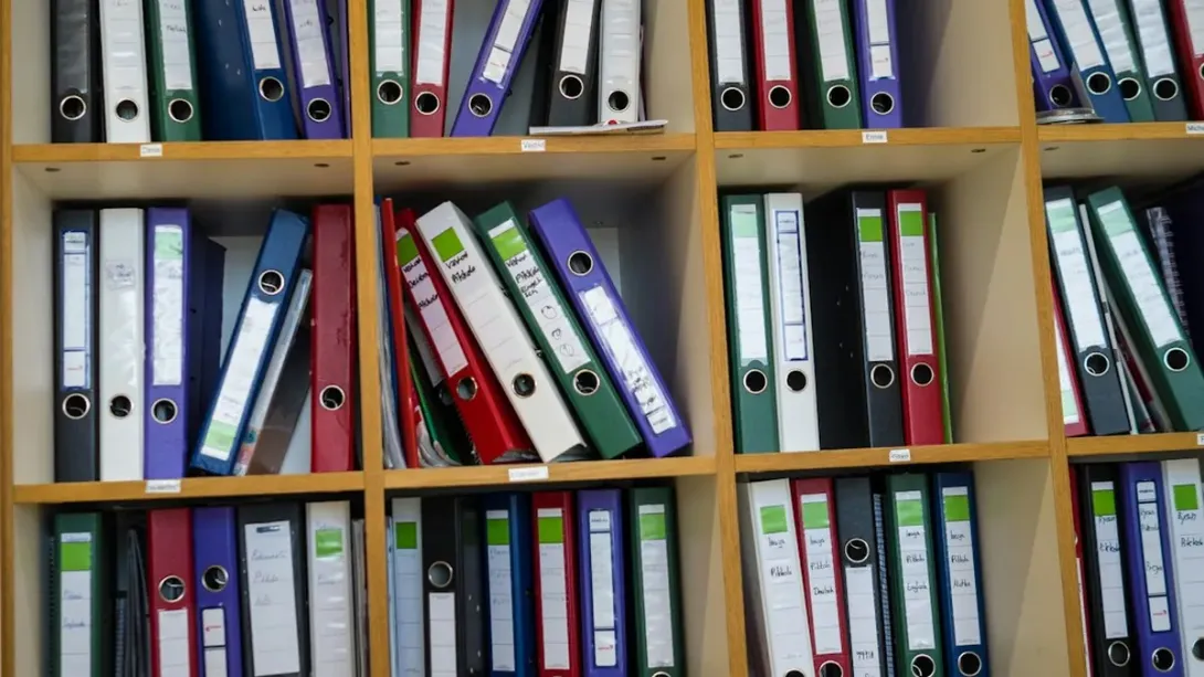 Étagères de bureau remplies de classeurs de couleur