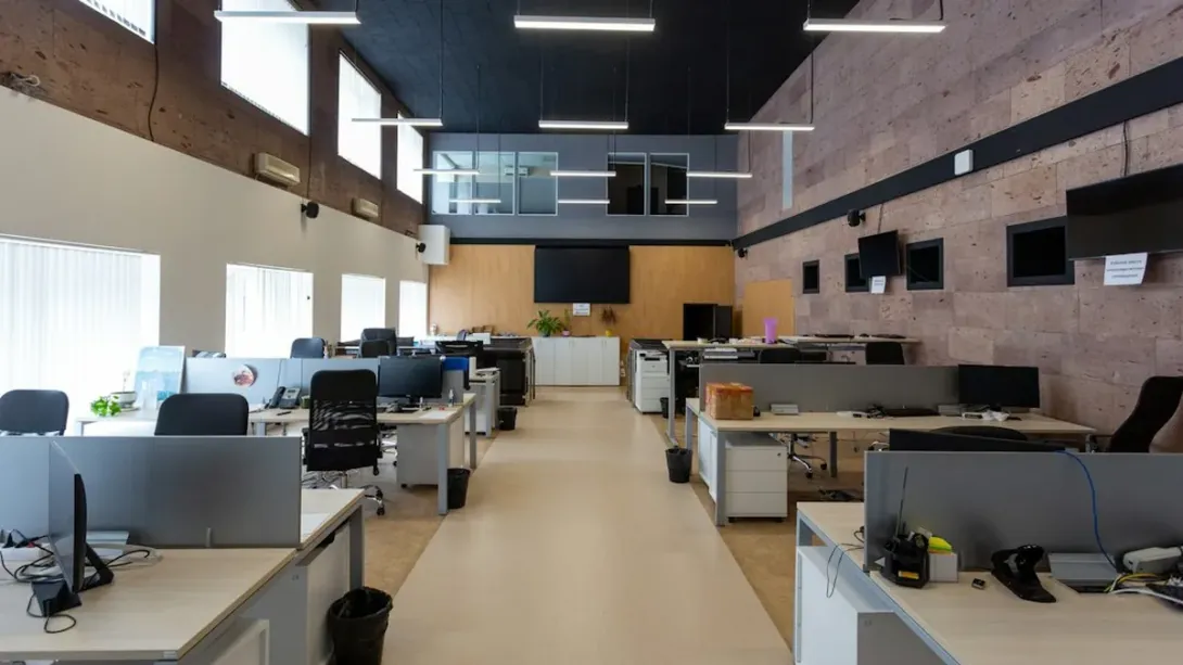 Open space avec des rangées de bureaux et de postes de travail