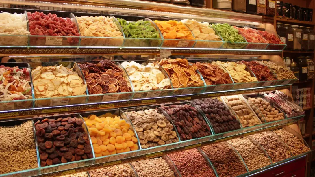 Fruits secs et fruits à coque présentés en vrac dans une épicerie