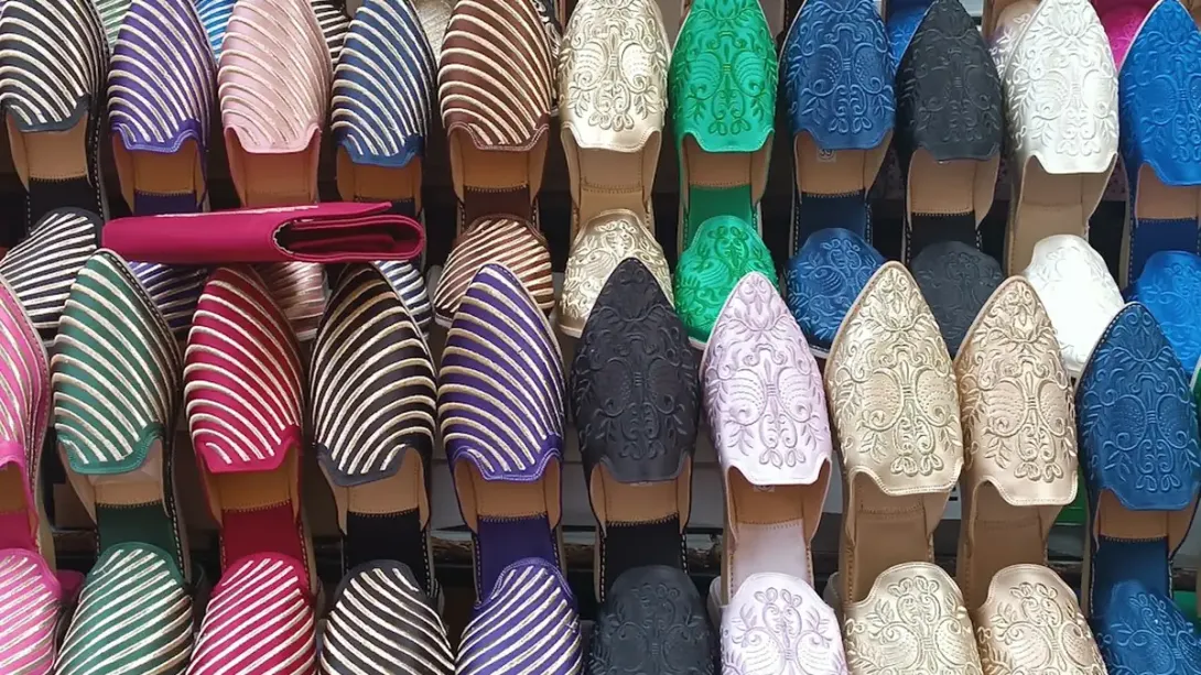 Rangées de ballerines colorées présentées sur des étagères