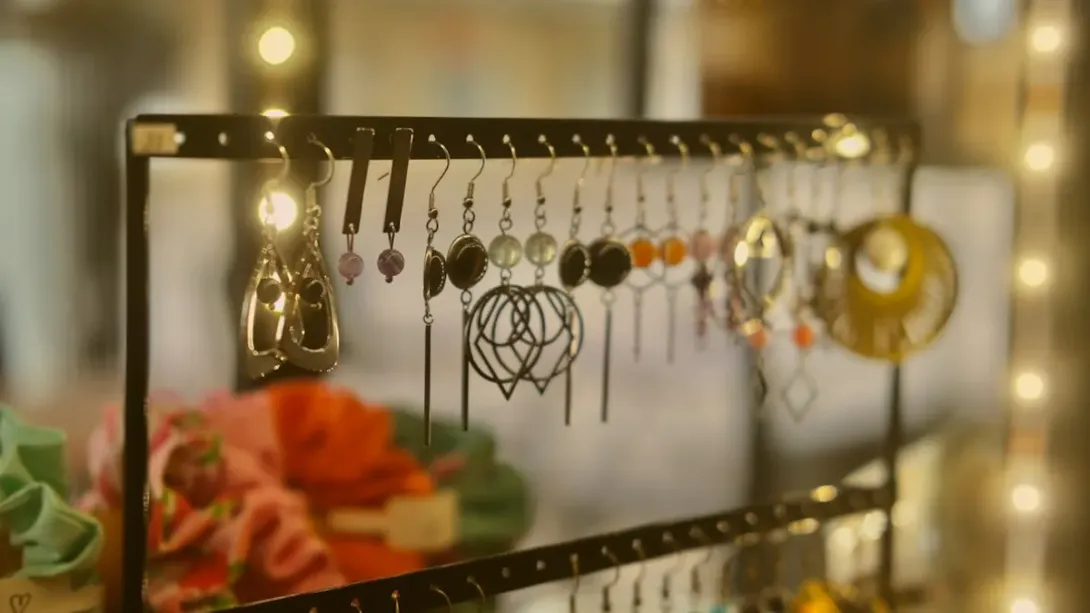 Présentoir métallique garni de boucles d'oreilles variées