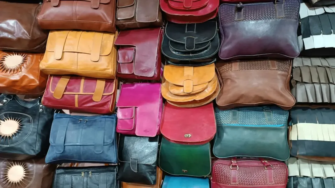 Sacs en cuir de toutes les couleurs rangés sur un étal