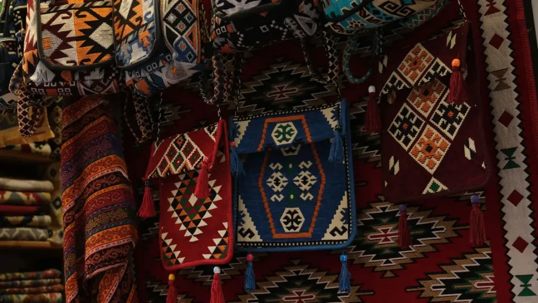 Sacs et textiles tissés à la main exposés dans un bazar d'Istanbul