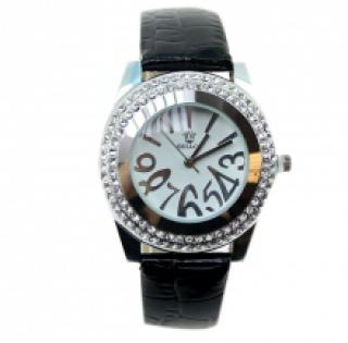 Montre fashion parée de strass