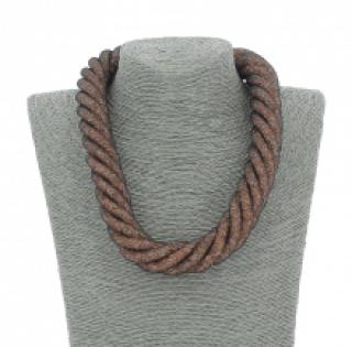 Collier en résille torsadé