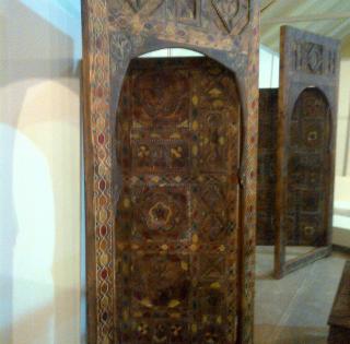 meubles en bois  orné de gravures et motifs berbères antiques