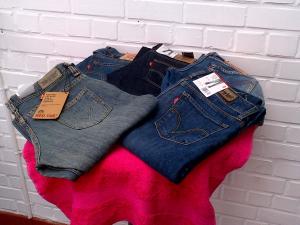 LOT JEAN'S "LEVI'S" SUR  WWW.TEXMARK.FR