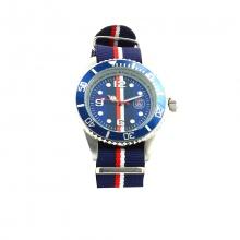 Montre-bracelet bleue Paris Saint-Germain avec bracelet tricolore en tissu